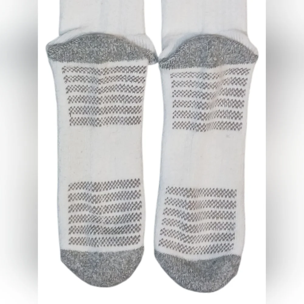 Columbia - NWOT, 4 Pairs Ladies White Cotton Crew Socks, Reinforced Heel & Toes